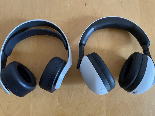 Der direkte Größenvergleich mit dem Pulse 3D-Headset (links im Foto) zeigt beim H9 deutlich größere Ohrmuscheln, die für einen angenehmeres Tragegefühl sorgen. Auch der Sound ist dem des kleinen Bruders deutlich überlegen.