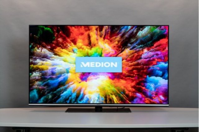 Das Bild des Medion-TVs zeigt tiefes Schwarz und deckt viele Farben des erweiterten Farbraums ab. 