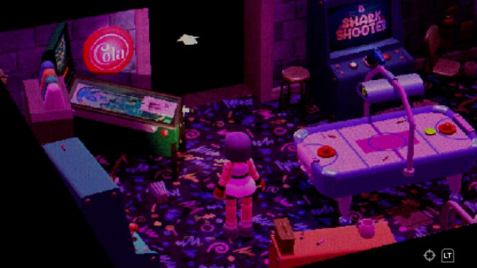 Mara steht da, getaucht in kaugummirosa Neonlicht. Um sie herum steht eine Auswahl an elektronischen Retro-Spielen wie Flipperautomaten. Der Teppich erinnert an die Spielhallen der 80er/90er Jahre.