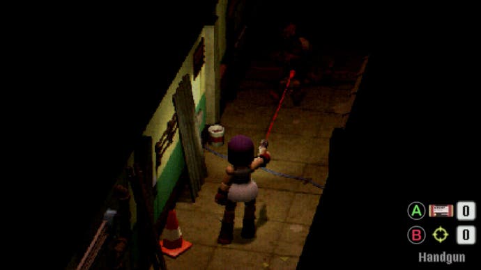 Mara richtet sich auf und richtet ihr Laservisier auf den Korridor aus, wo eine menschenähnliche Gestalt in der Dunkelheit vorwärts schreitet, halb von Schatten umhüllt.