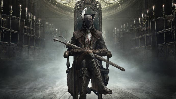 Titelgrafik für Bloodborne: The Old Hunters. Die Spielerfigur sitzt vor uns auf einem Stuhl, den Kopf gesenkt, das Schwert in der Scheide auf dem Schoß. Er trägt die typische viktorianische Reisekleidung: langer Mantel, lange Stiefel, Dreispitzhut. Sie sitzen allein in der Mitte eines großen Raumes, der von Regalen und Kerzen gesäumt ist.