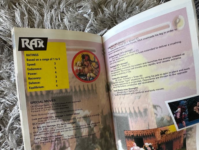 Das Handbuch der Ewigen Champions, aufgeschlagen zu einer Seite über Rax, einen der Charaktere