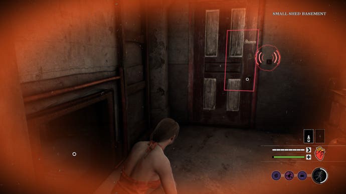 Das Opfer kauert hinter einer Tür, durch die der rote Umriss einer Tür andeutet, dass sie vor kurzem zugeschlagen wurde. Die Ränder des Bildschirms sind rot-orange und deuten an, dass ein Feind in der Nähe ist.