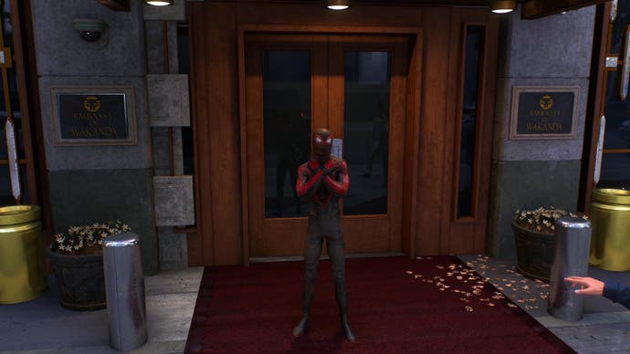 Miles führt den Wakanda Forever-Gruß in Spider-Man 2 aus