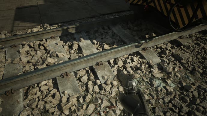 robocop: rogue city screenshot zeigt, wie nanite und vsm eine natürliche Umgebung mit Kieselsteinen unter Eisenbahnschienen erzeugen