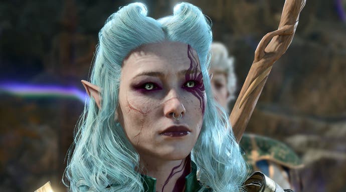 Eine weibliche Elfengestalt in Baldur's Gate 3 mit blassblauem Haar, vernarbtem Gesicht und einer violetten Tätowierung, die wie Rauch aus ihrem Auge quillt, blickt mit einem verzweifelten Blick in die Kamera.