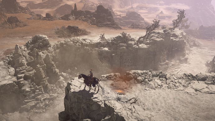 Ein Krieger auf einem Pferd erkundet die Landschaften von Diablo 4.