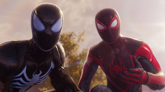 Miles Morales und Peter Parker in ihren Spider-Suits sind freundlich und bieten ihre Hilfe an.