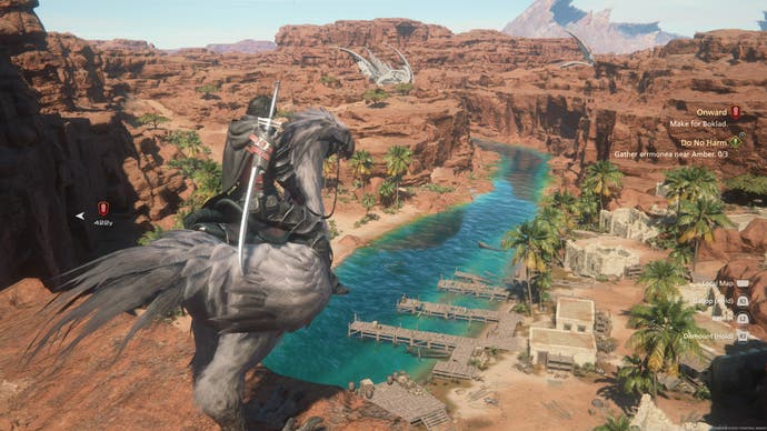 Clive, die Hauptfigur von Final Fantasy 16, sitzt auf einem Chocobo und blickt auf einen leuchtend türkisfarbenen Fluss in der Wüste.
