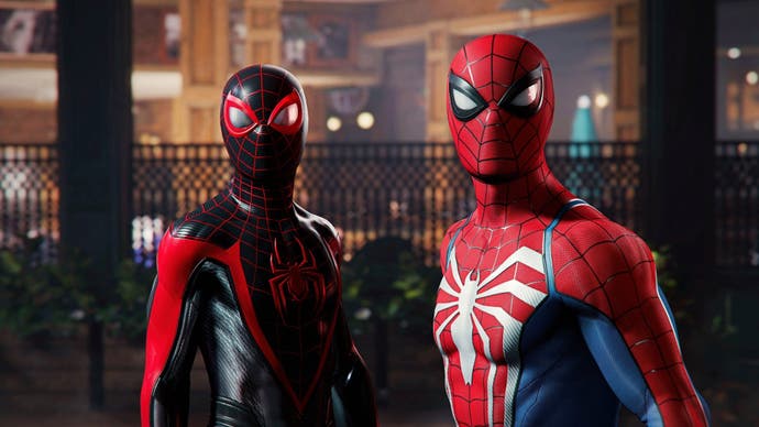 Auf diesem Bild aus Spider-Man 2 stehen Peter Parker und Miles Morales zusammen in Spidey-Anzügen.