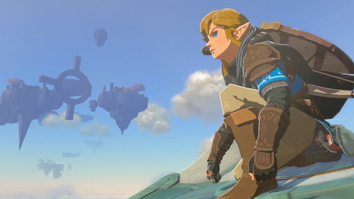 Link hockt in The Legend of Zelda: Tears of the Kingdom auf einem Gleiter am Himmel