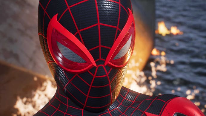Miles Morales als Spider-Man in einem schwarz-roten Anzug in Marvel's Spider-Man 2