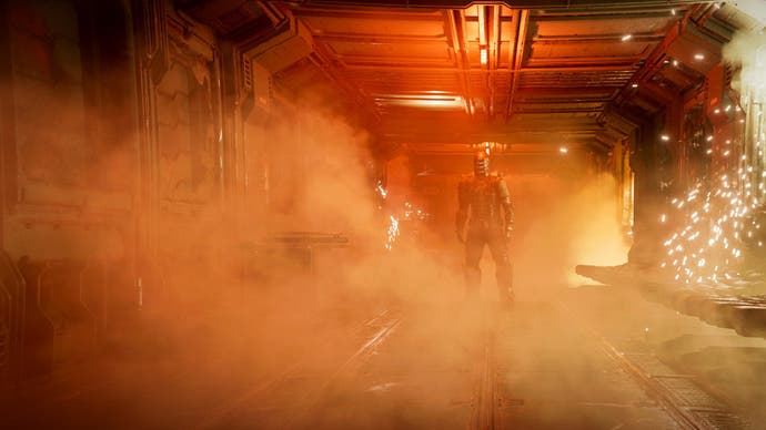 Dead Space Remake Review - Isaac Clarke steht nach rechts versetzt, der Kamera zugewandt, am Ende eines orange-rot beleuchteten Korridors, aus dem Funken fliegen