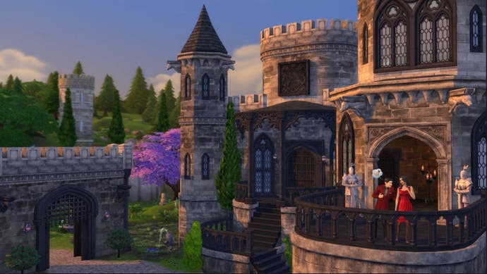 Ein Screenshot aus dem Schlossgut-Paket für Die Sims 4 zeigt zwei Sims, die auf dem Balkon ihres prächtigen Anwesens stehen und sich angeregt unterhalten.