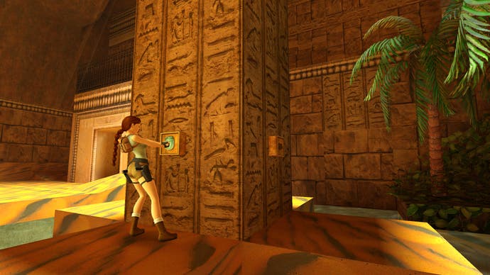 In diesem Bildschirm aus Tomb Raider Remastered benutzt Lara Croft einen Schalter an einer mit Hieroglyphen bedeckten Säule