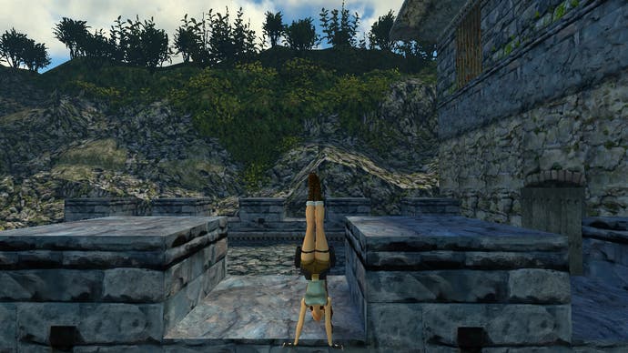 In diesem Bildschirm aus Tomb Raider Remastered macht Lara einen Handstand auf der Großen Mauer